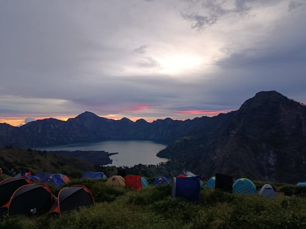 trekking Rinjani Summit